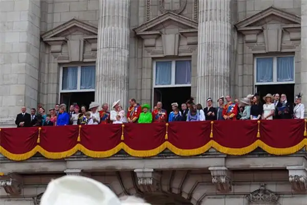 Dreaming of Royal Family Members Meaning and Interpretation - NuvoraDream
