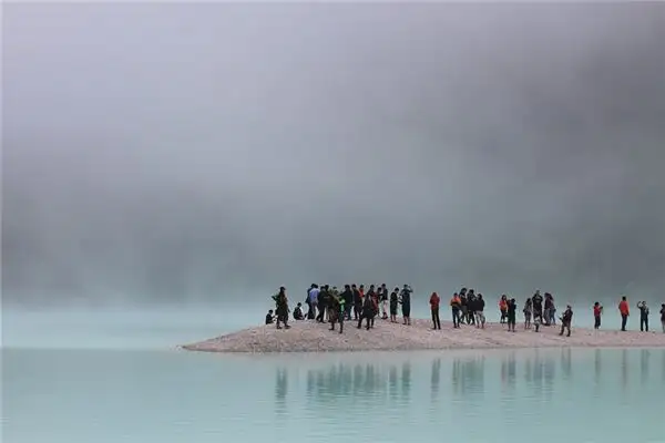 Dreaming of Tourists Meaning and Interpretation - NuvoraDream