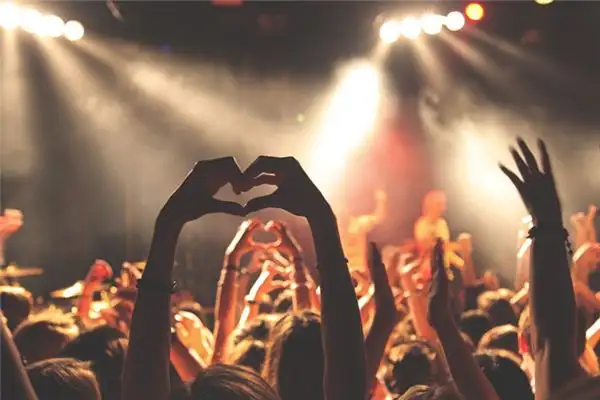 Dream of Fans Meaning and Interpretation - NuvoraDream