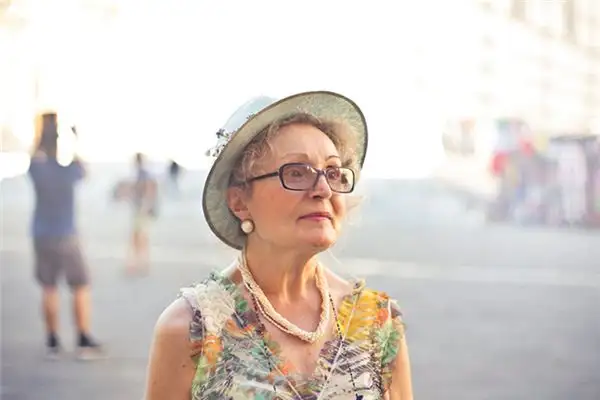 Dream Interpretation of Seeing an Old Woman NuvoraDream