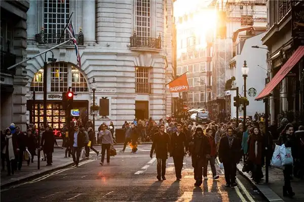 Dream Interpretation of Seeing a Crowd in Your Dream - NuvoraDream