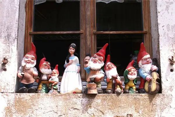 Dream Interpretation of Seeing Dwarfs - NuvoraDream