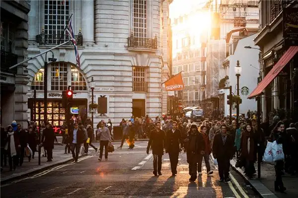 Dream Interpretation of Seeing Crowds of People - NuvoraDream