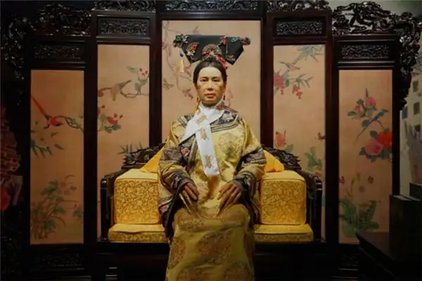 Dream Interpretation of Seeing the Empress Dowager - NuvoraDream