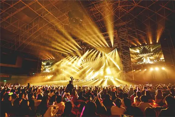 Dream Interpretation of Seeing Many People - NuvoraDream-DreamDecode