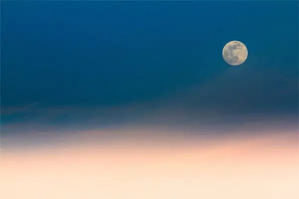 Dream of a Bright Moon Shining in the Sky - Nuvora Dream Interpretation-DreamDecode