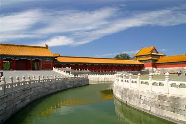 Dreaming of Famous Landmarks Meaning and Interpretation - NuvoraDream