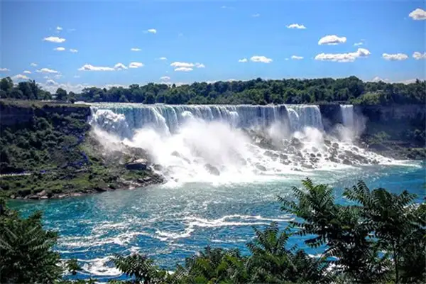 Dream Interpretation Running Water Meaning at NuvoraDream-DreamDecode