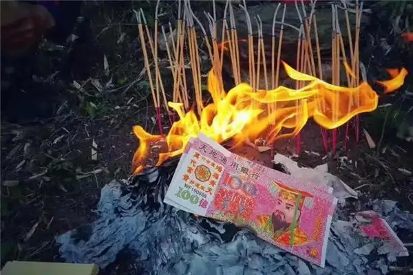 Dream of Paper Money Meaning and Interpretation - NuvoraDream-DreamDecode