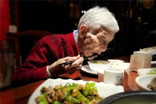 Dreaming of Dining with a Deceased Person Meaning and Interpretation-DreamDecode