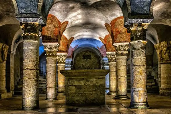 Ancient Tomb Dream Meaning Interpretation - NuvoraDream-DreamDecode