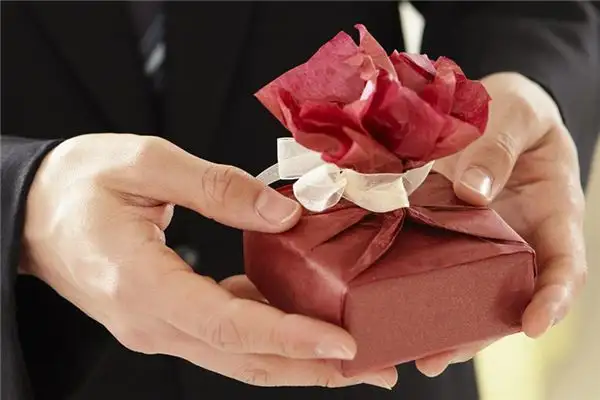 Dream Interpretation Giving Gifts Meaning on NuvoraDream-DreamDecode