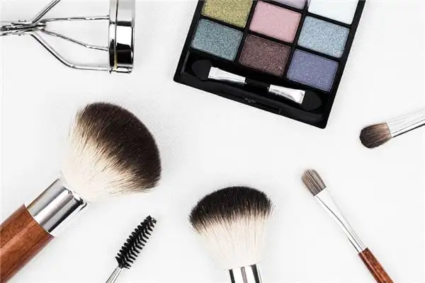 Dreaming of Makeup Meaning and Interpretation - NuvoraDream-DreamDecode