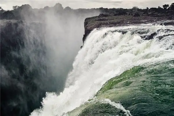 Dreaming of a Flood Meaning and Interpretation - NuvoraDream-DreamDecode