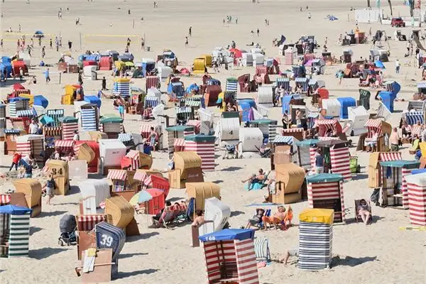 Dreaming of Holidays Meaning and Interpretation - NuvoraDream-DreamDecode