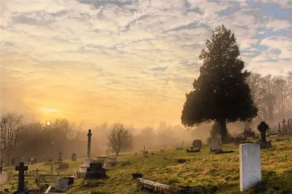 Dream Interpretation of Graveyard in Zhou Gong\'s Dream Dictionary - NuvoraDream