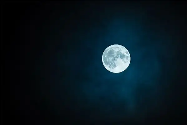 Dream Interpretation of a Lonely Moon in the Sky - NuvoraDream - DreamDecode-DreamDecode