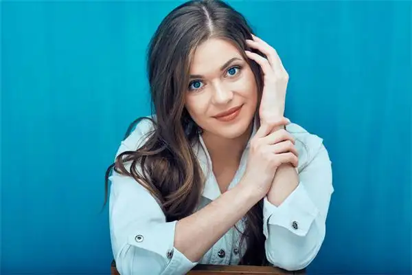 Dream Interpretation of a Woman with Disheveled Hair - NuvoraDream