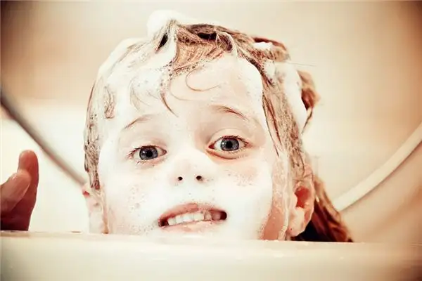 Dream Interpretation Washing Someone\'s Hair Meaning-DreamDecode