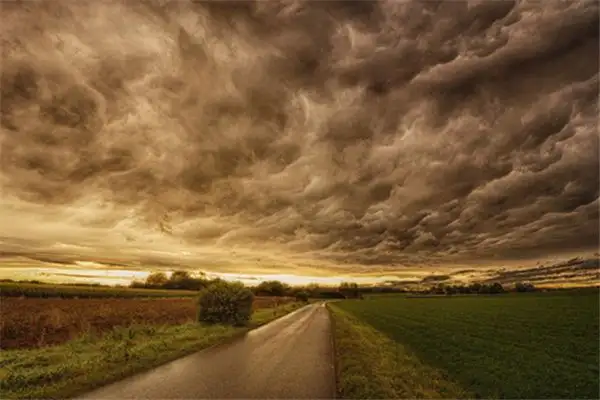 Dream Interpretation Low Hanging Sky Meaning in Zhou Gong\'s Dream Dictionary-DreamDecode